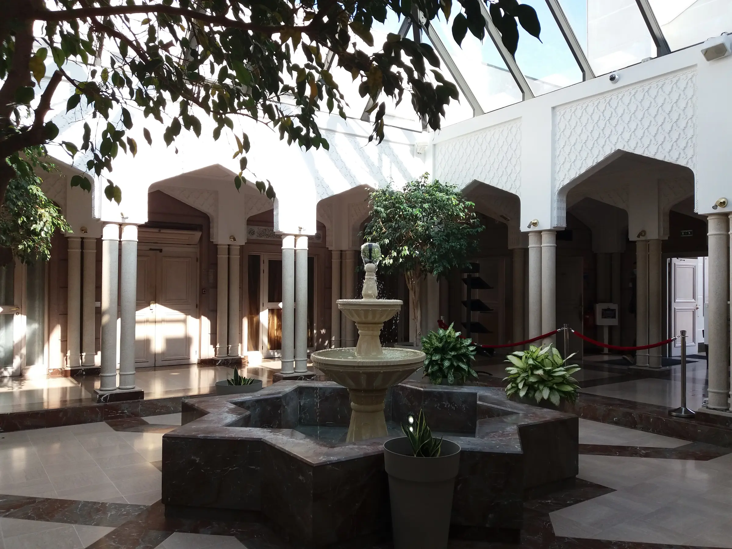 Atrium lumineux de la Grande Mosquée de Lyon